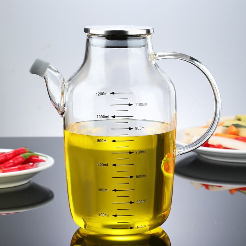 काचेच्या तेलाची बाटली स्वच्छ करणे सोपे आहे का?