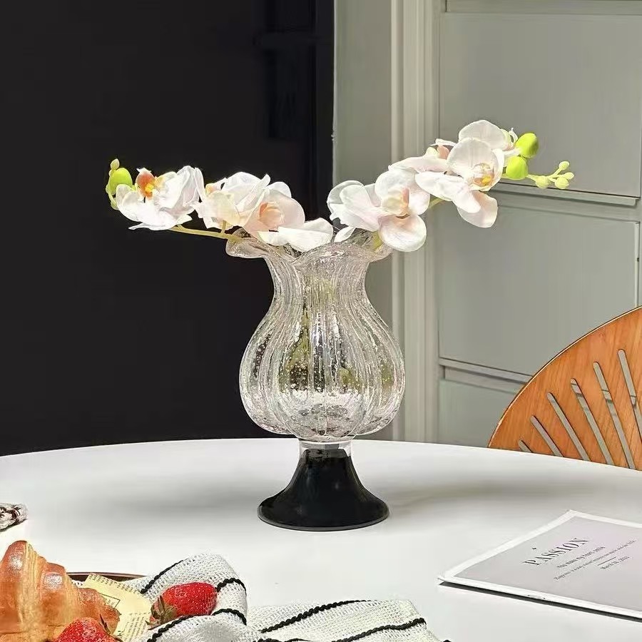 विविध विचित्र आकाराच्या काचेच्या फुलदाण्या