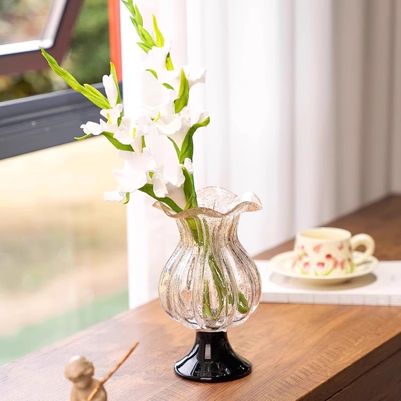 लक्झरी सोन्याचे फ्लेक्ड व्हिंटेज-शैलीतील उंच काचेची फुलदाणी